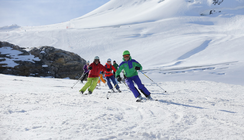 Snowork courses group skiing
