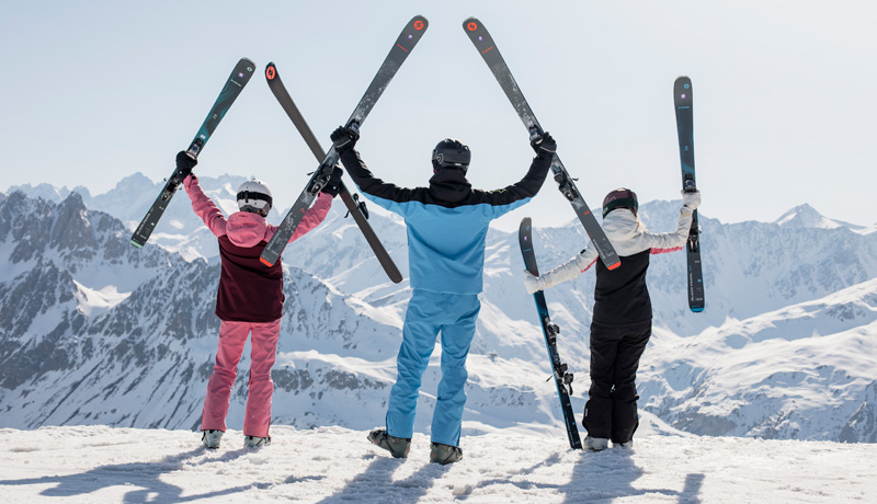 Netski skiers with skis