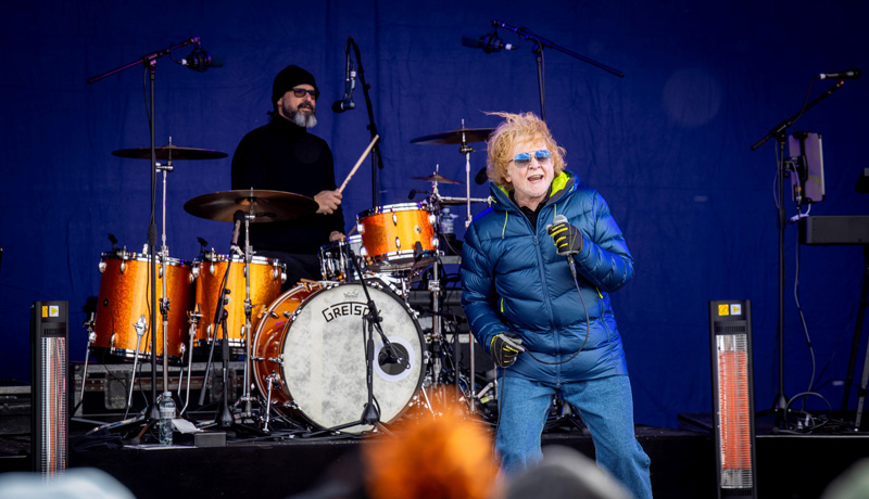 Simply Red on stage at the SnowpenAir